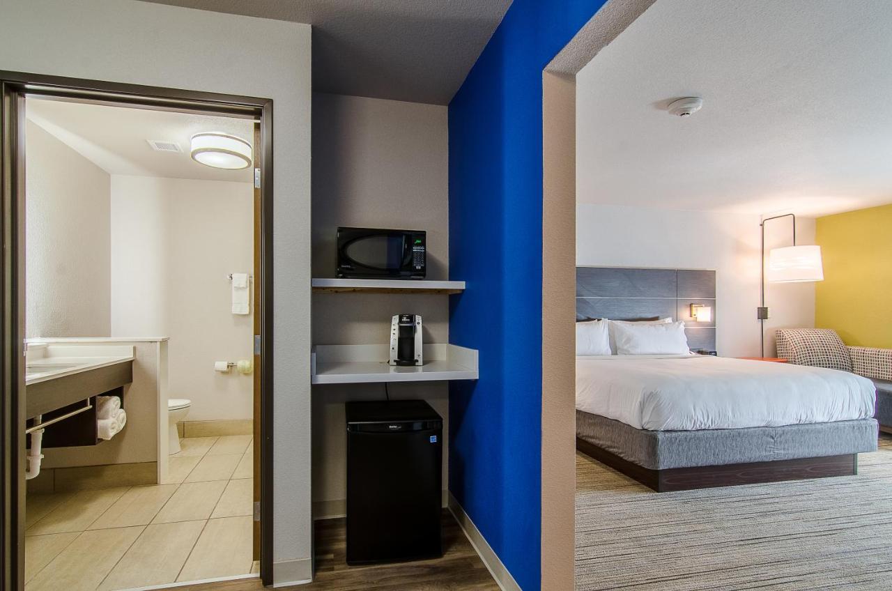 Holiday Inn Express & Suites - Atchison By Ihg Bagian luar foto