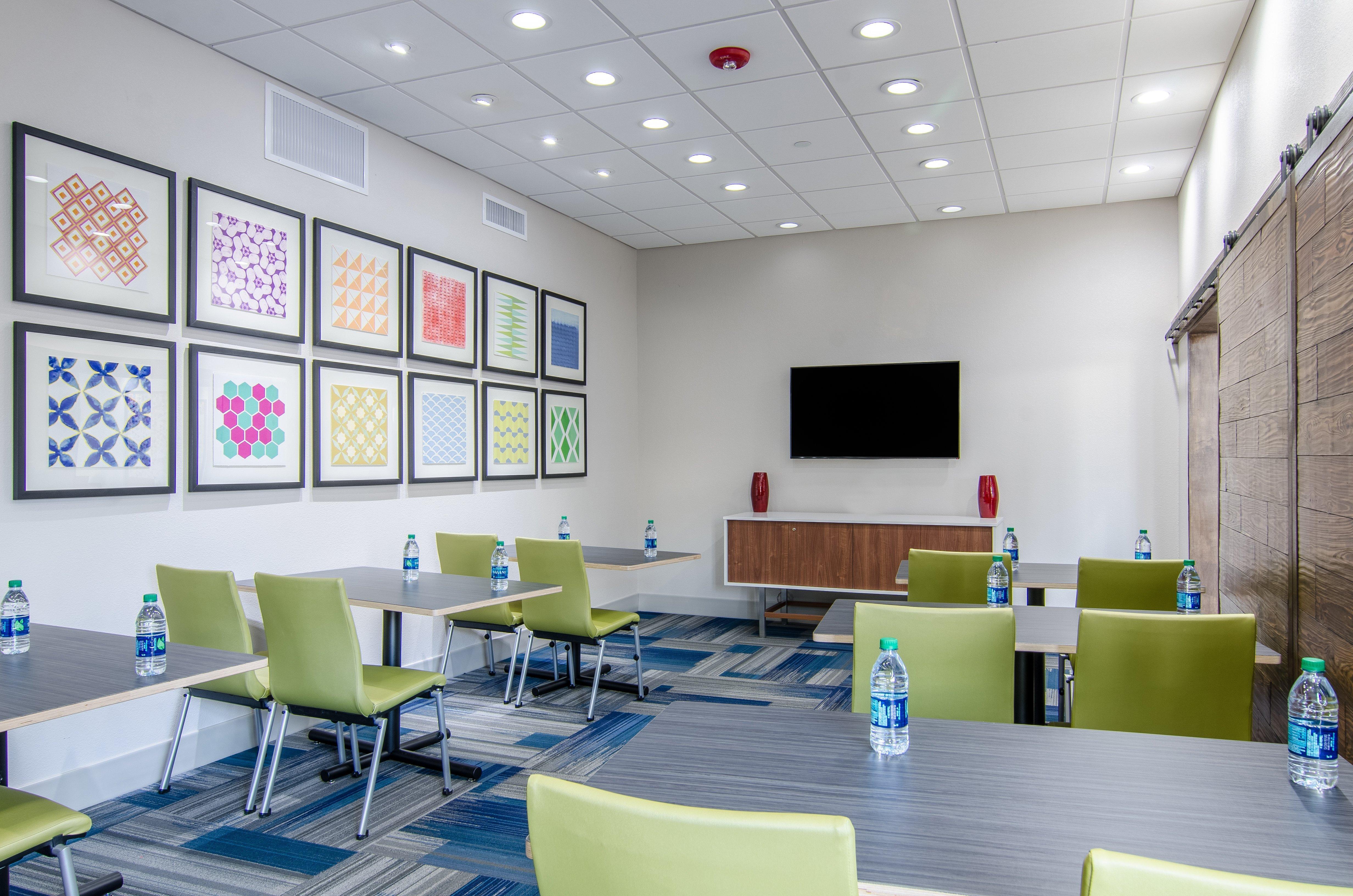 Holiday Inn Express & Suites - Atchison By Ihg Bagian luar foto