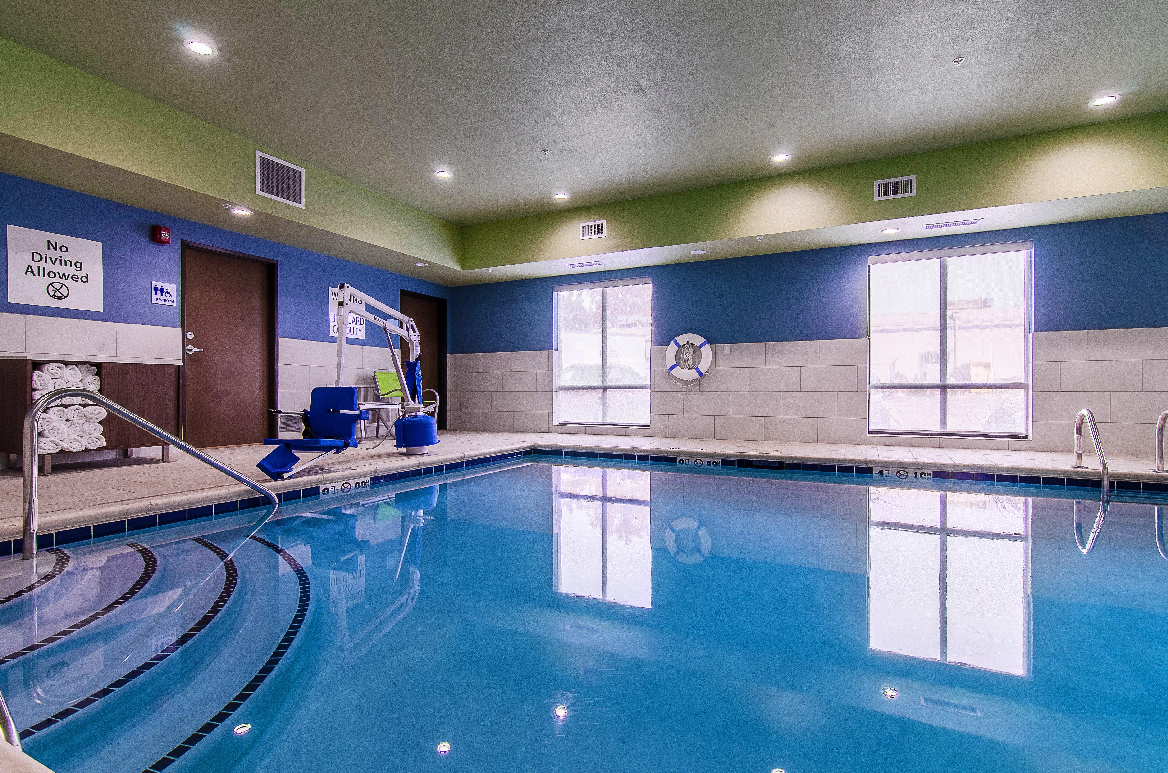 Holiday Inn Express & Suites - Atchison By Ihg Bagian luar foto